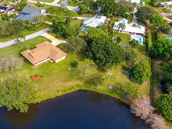 2nd image of 876 SW Wood Creek Dr