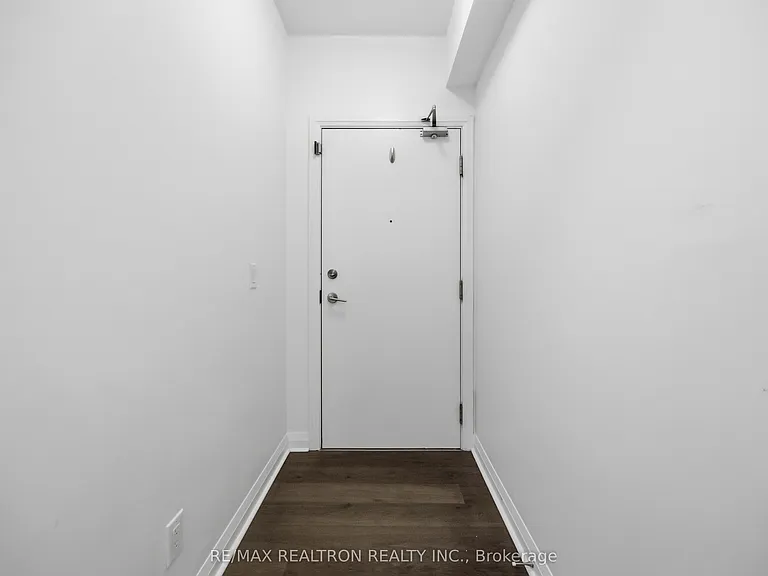 55 Oneida Cres #1904 — Photo 3