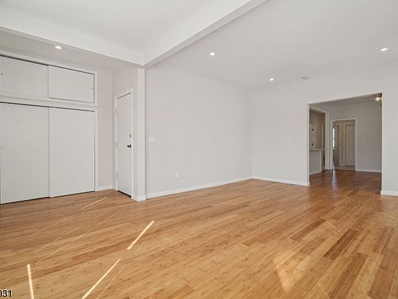 3rd image of 403 Abington Ave Floor 2