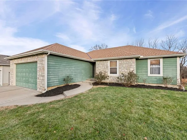 4923 Parkway Dr, Leavenworth, KS 66048