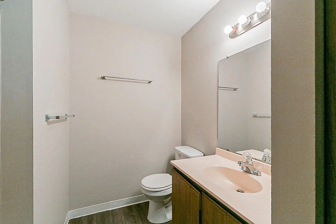 4 bed, 1.5 bath, 1450 sqft, $2,000 — Photo 3
