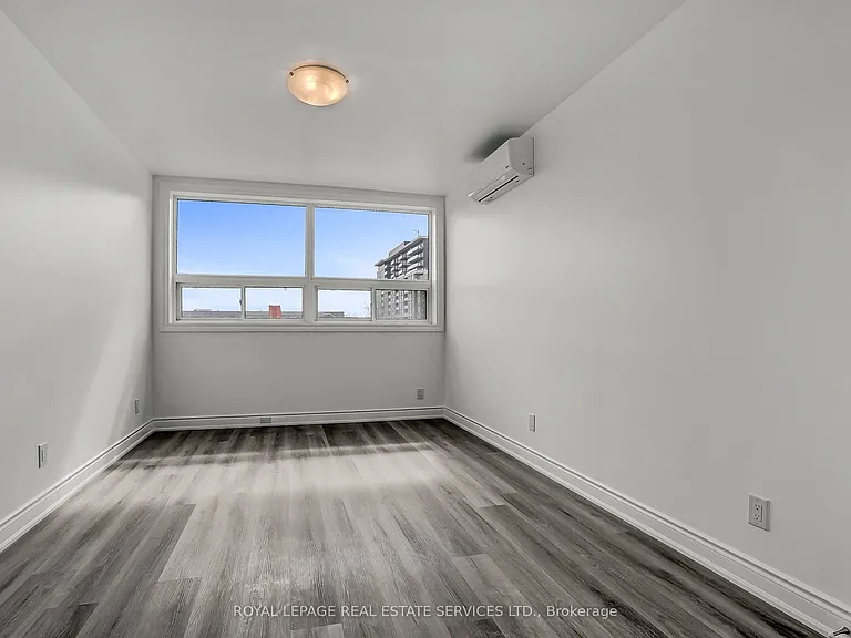 2820 Danforth Ave #301 — Photo 8