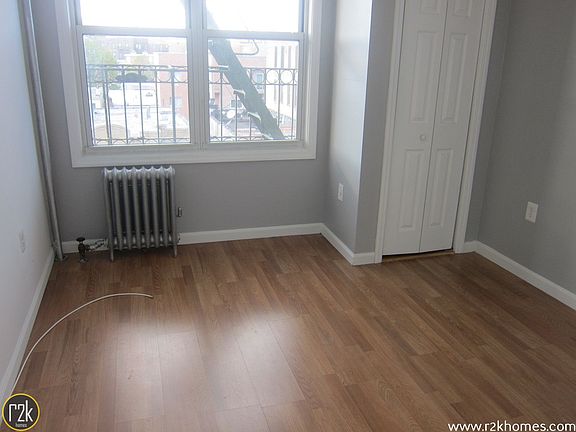 4th image of 2827 37th St #19