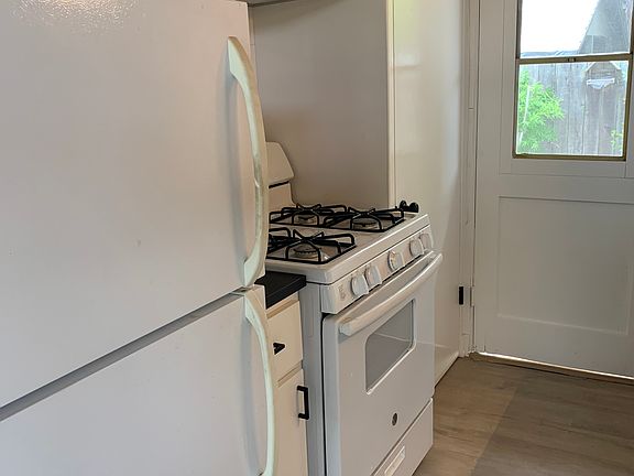 3rd image of 2134 Wellesley St