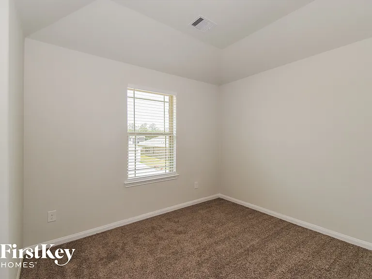 317 Lakeway Cir — Photo 12