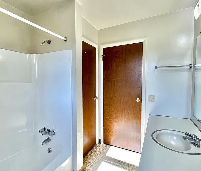 Oak Manor Dr — Photo 24
