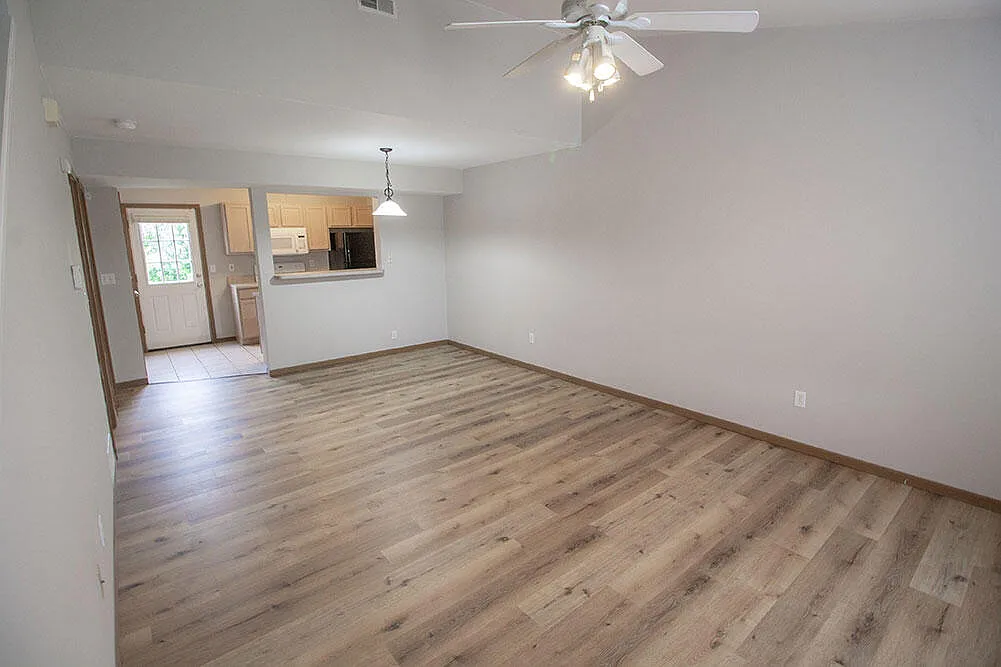 4 bed, 3.0 bath, 1402 sqft, $1,495 — Photo 2
