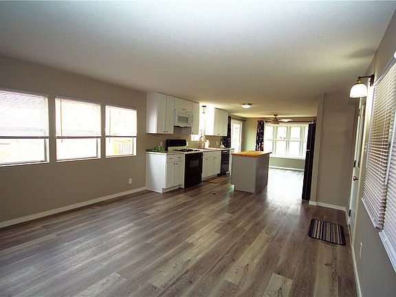 3rd image of 122 Woodland Dr
