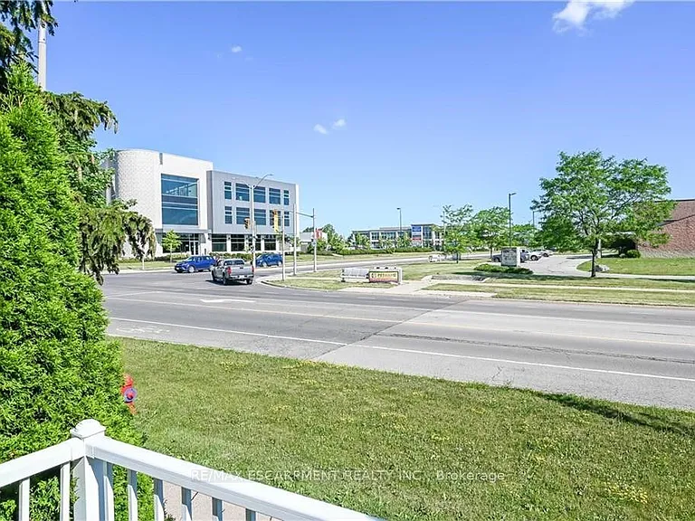 296 Winterberry Dr #LOWER — Photo 4