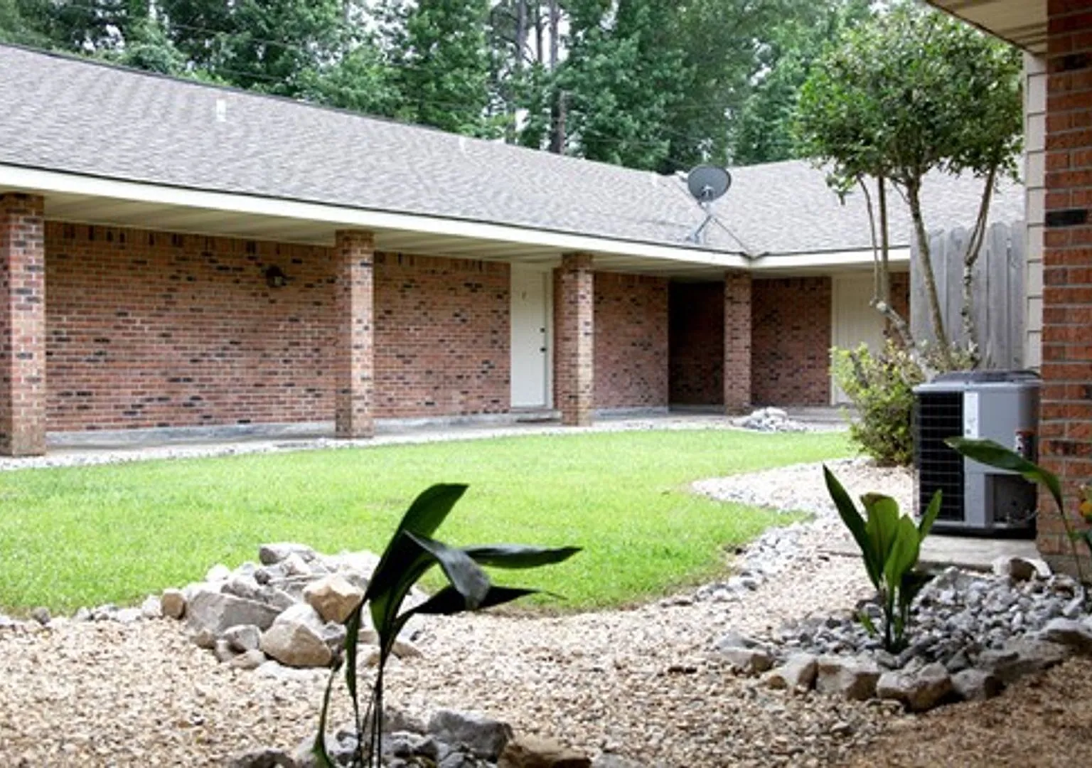 5 River Forest Apartments — Photo 1
