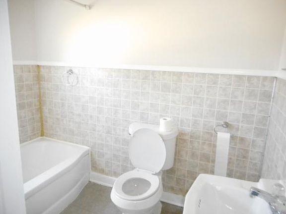 5th image of 112 1/2 SE 1st St Unit B