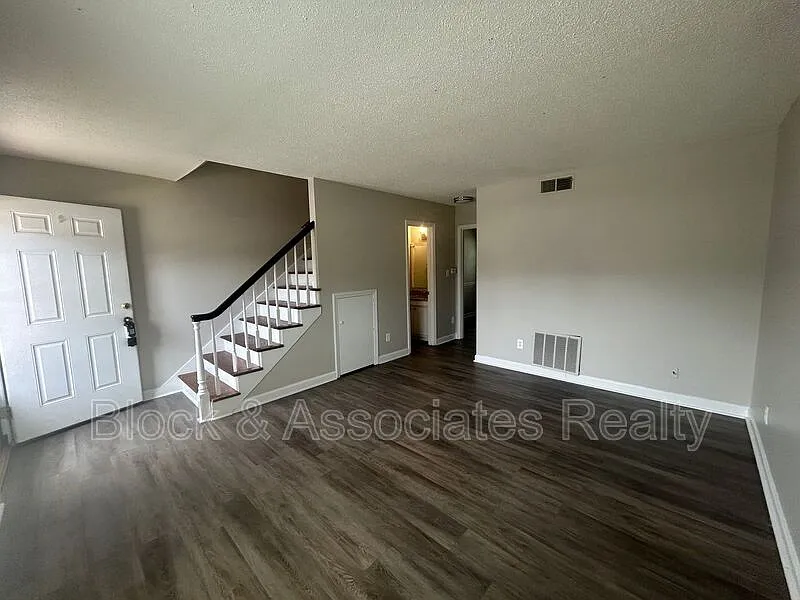 2 bed, 1.5 bath, 900 sqft, $1,095 — Photo 4
