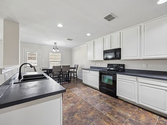 5th image of 513 Laurel Ln