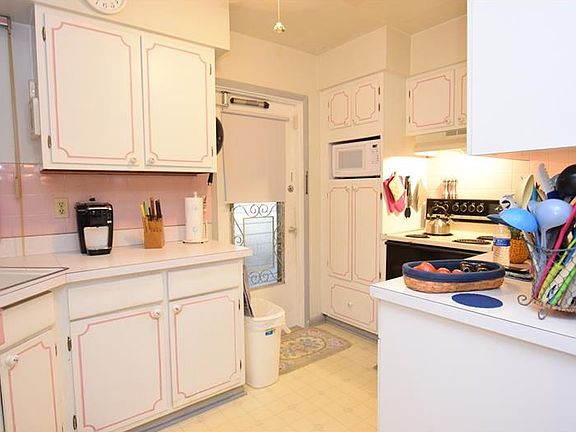 5th image of 860 Henderson St