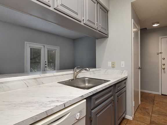 3rd image of 914 W 22nd 1/2 St #304