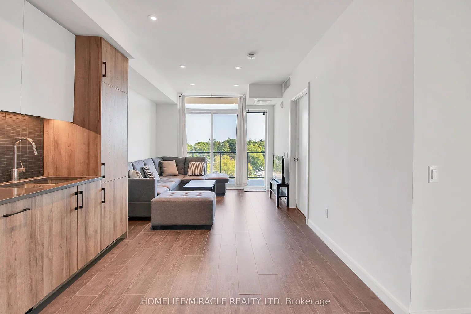 741 King St W #401 photo 1