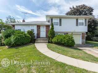 8 Darlene Ter, Farmingdale, NY 11735