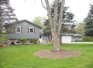 401 Fox Knoll Dr, Waterford, WI 53185