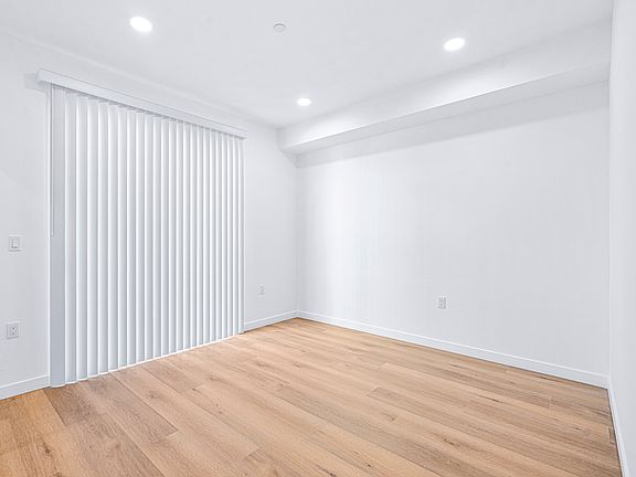 5th image of 14811 Erwin St #508
