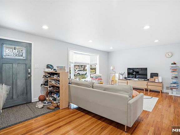 4th image of 283 Taft Rd