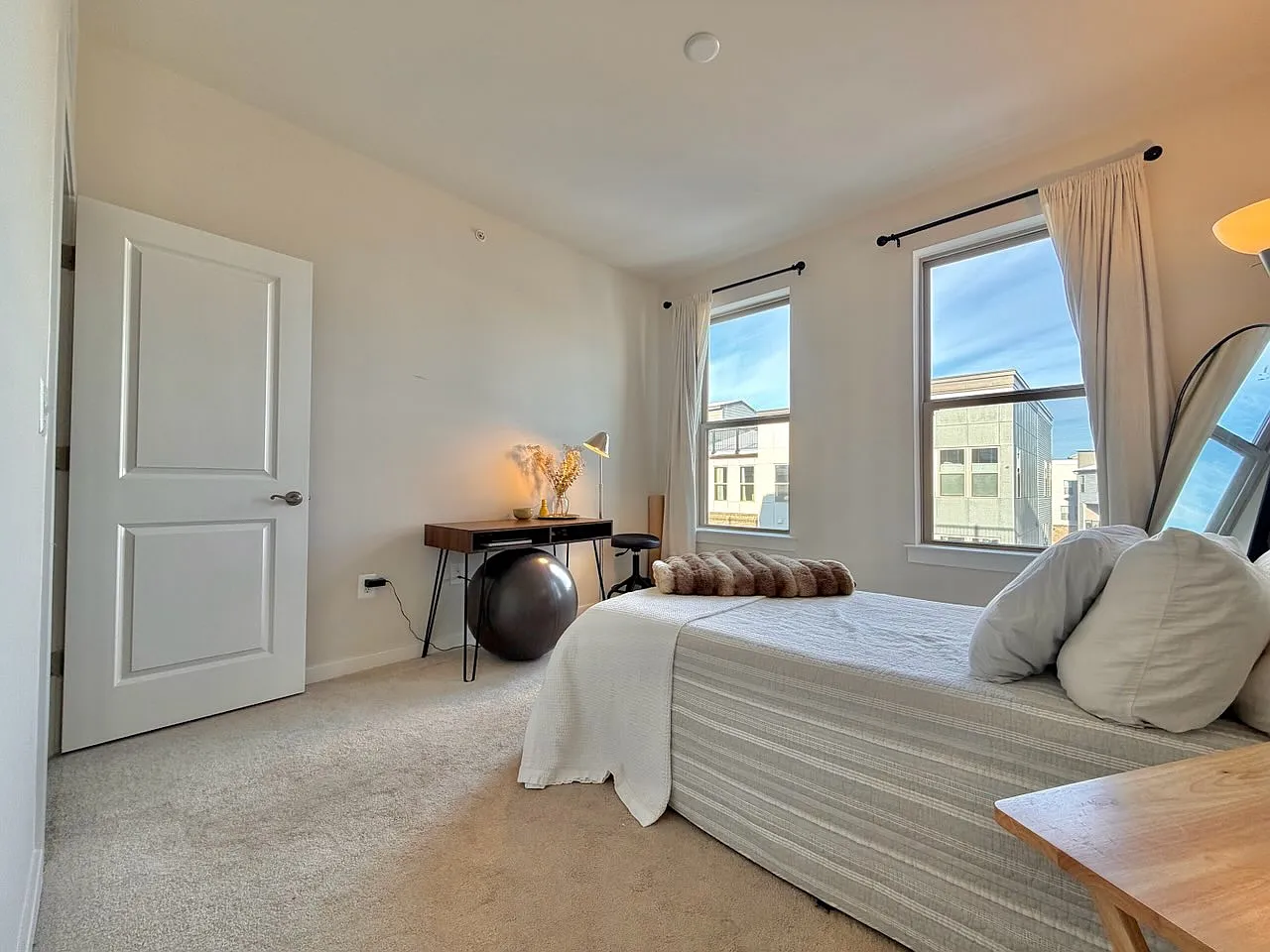 1 bed, 1.5 bath, 133 sqft, $1,100 — Photo 2