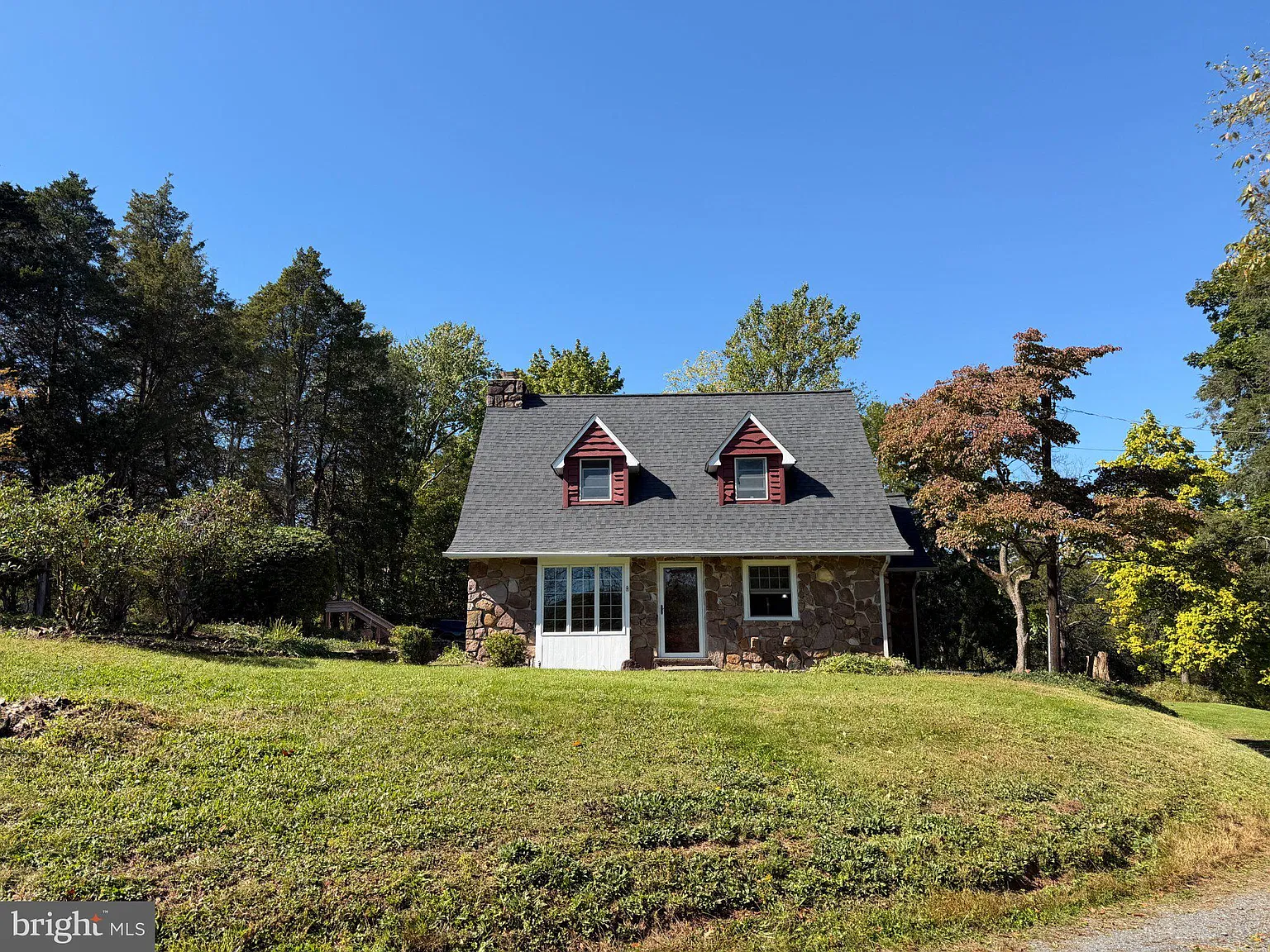 3 bed, 3.0 bath, 2402 sqft, $3,500 — Photo 2