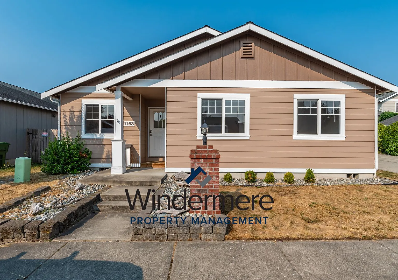 Charming 3 bedroom and 2 bathroom house with garage — Photo 1