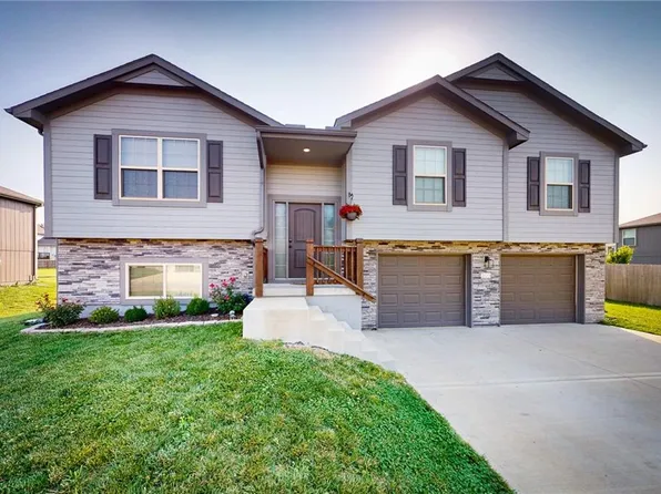 909 SW Chickadee Dr, Oak Grove, MO 64075