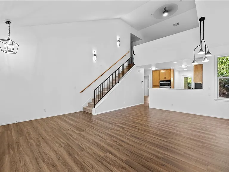 235 Jackson Creek Dr — Photo 7