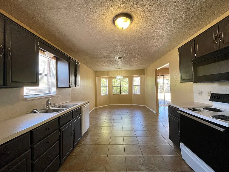 2806 Derby Dr — Photo 9