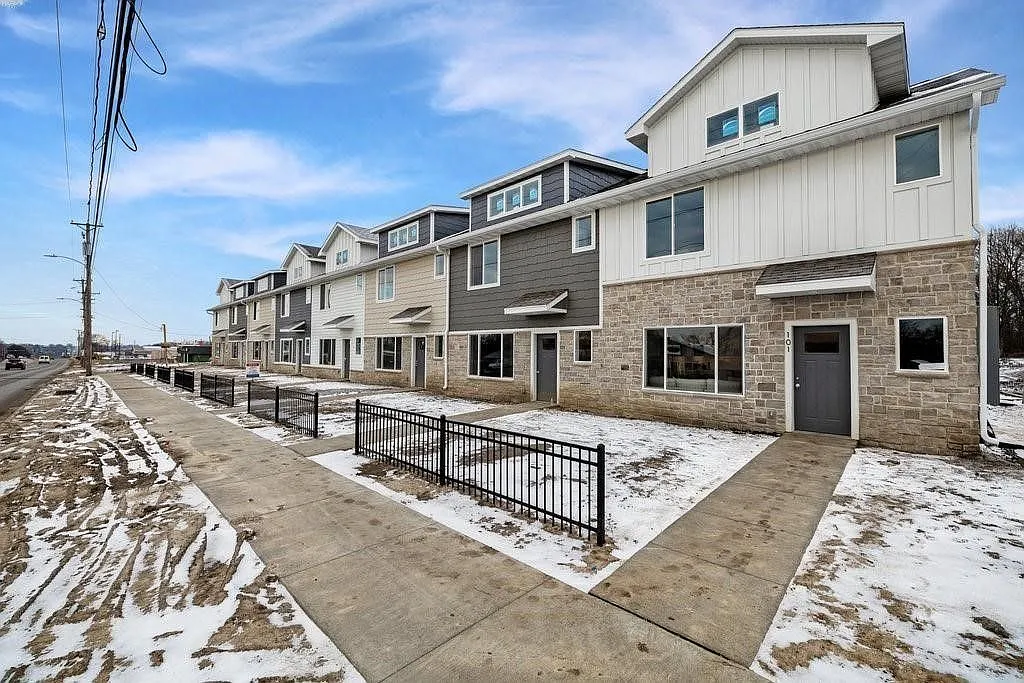 6501 Hickman Road - Building B, Unit #104 — Photo 2