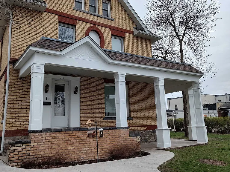 211 Oak St S #3 — Photo 2