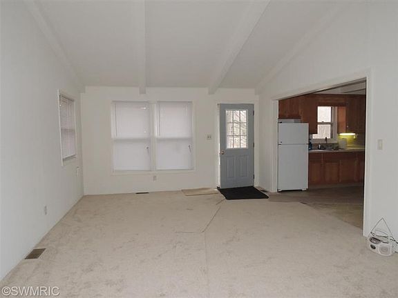 3rd image of 5038 Pine Island Dr NE