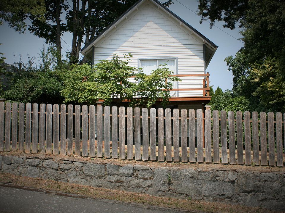 Single family house with front and back yard