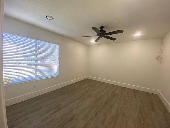 5th image of 2417 W Carriage Dr