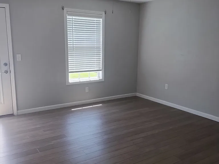 216 Longwood Ln — Photo 3