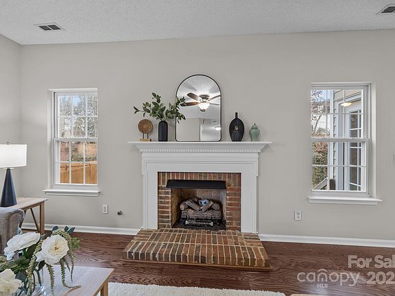 5th image of 118 Meadow Pond Ln
