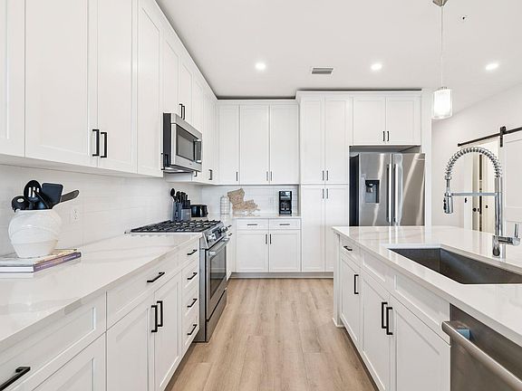 4th image of 277 The Grove Dr N Unit 334