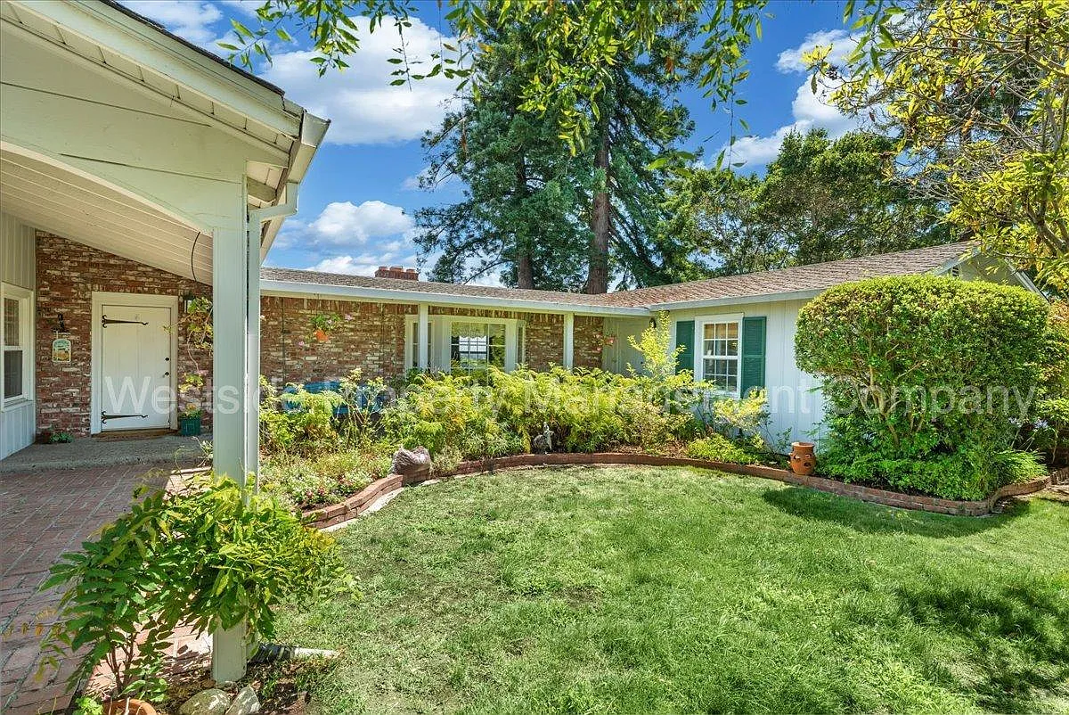 33 S Circle Dr photo 1