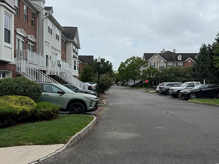 32 Lyon Ct — Photo 2
