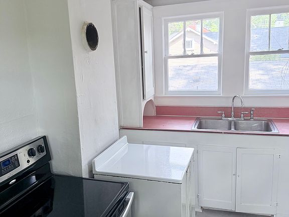 5th image of 1114 Clarendon St #B