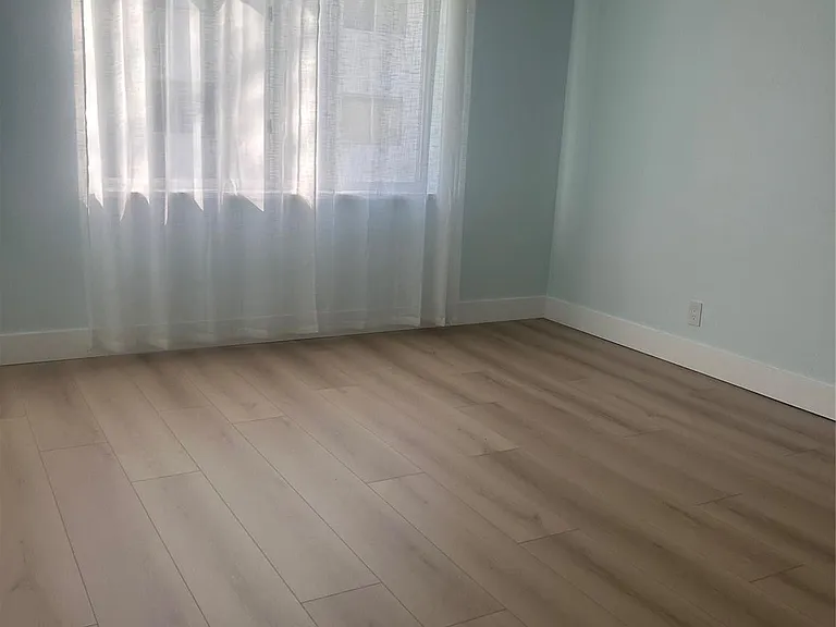 101 SE 6th Ave #5 — Photo 9