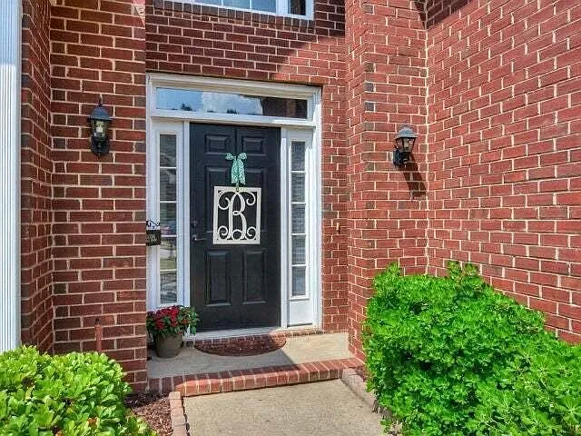 4 bed, 2.5 bath, 2060 sqft, $1,995 — Photo 2