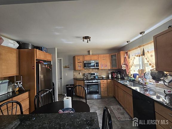 4th image of 1105 Clinton Ave