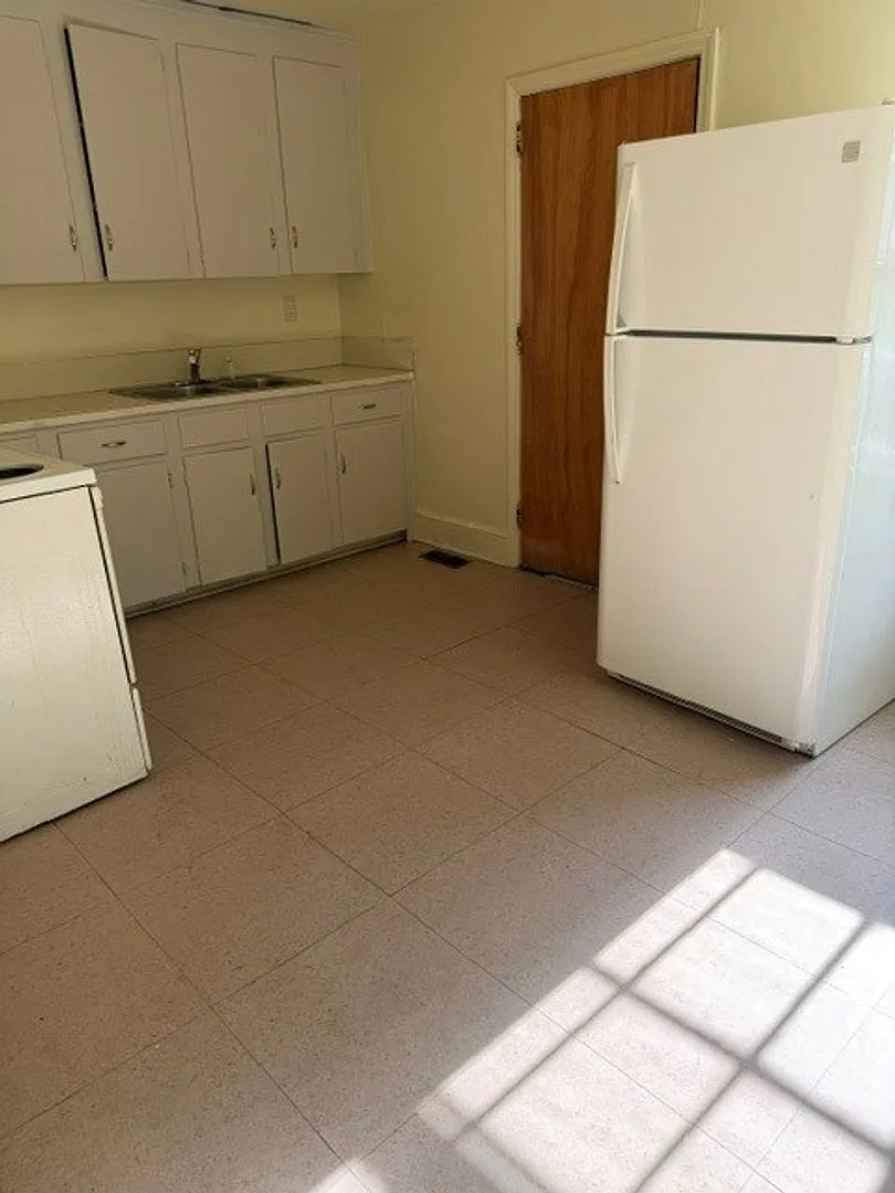 2 bedroom 1 bathroom house — Photo 2