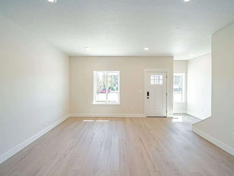 351 E Lorene St — Photo 16