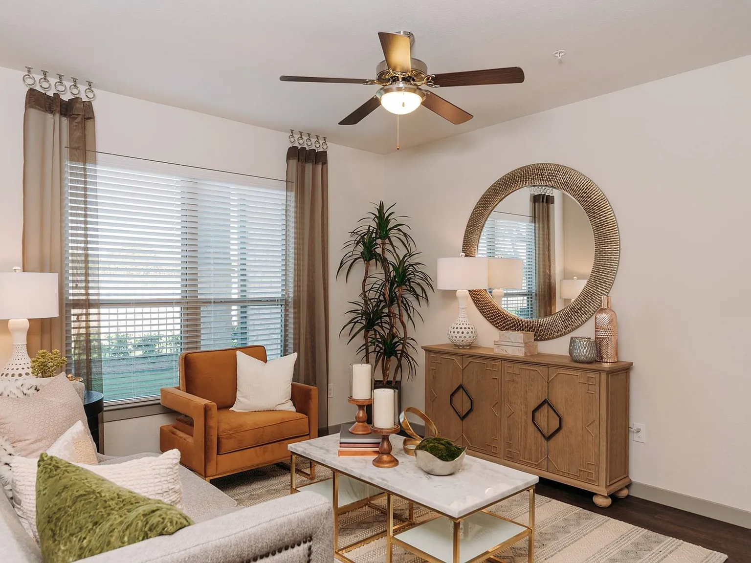 Los Robles Apartments — Photo 2
