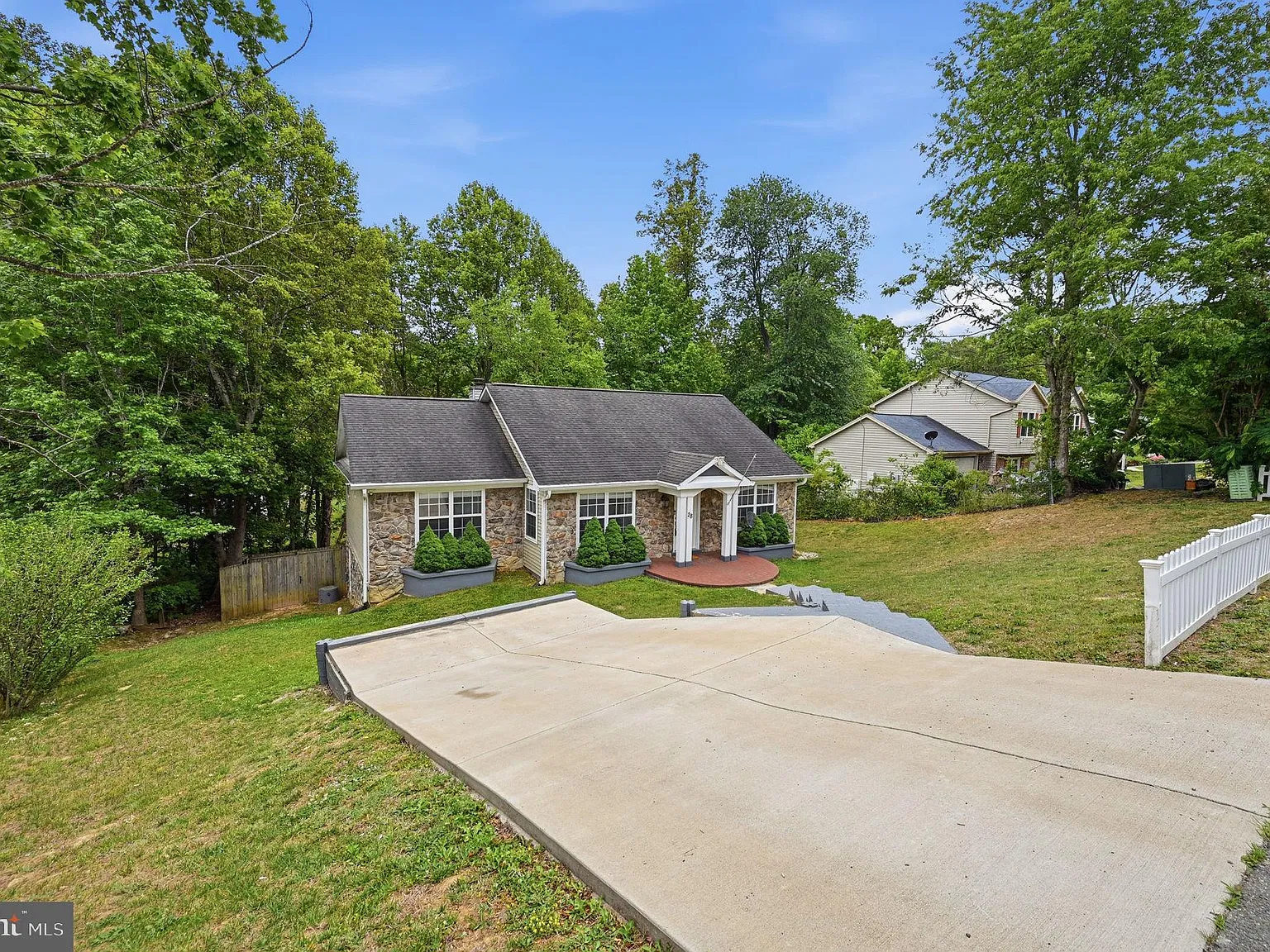 5 bed, 3.0 bath, 2532 sqft, $2,500 — Photo 2