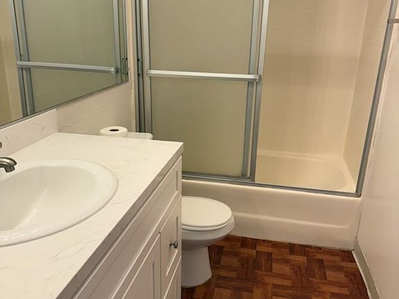 Bathroom with shower/tub