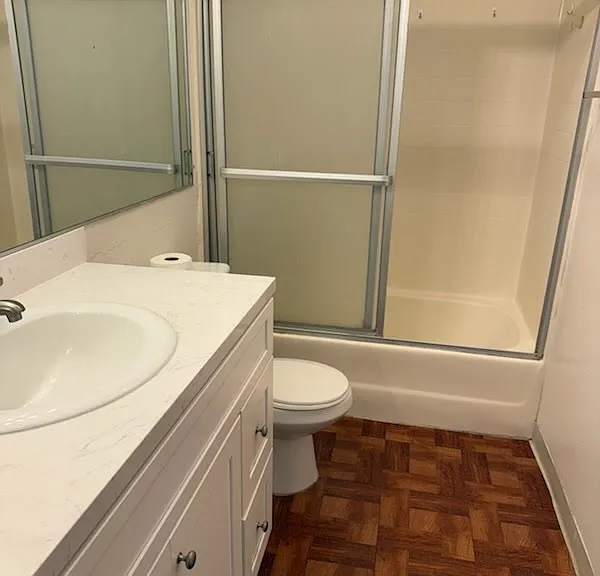 Bathroom with shower/tub